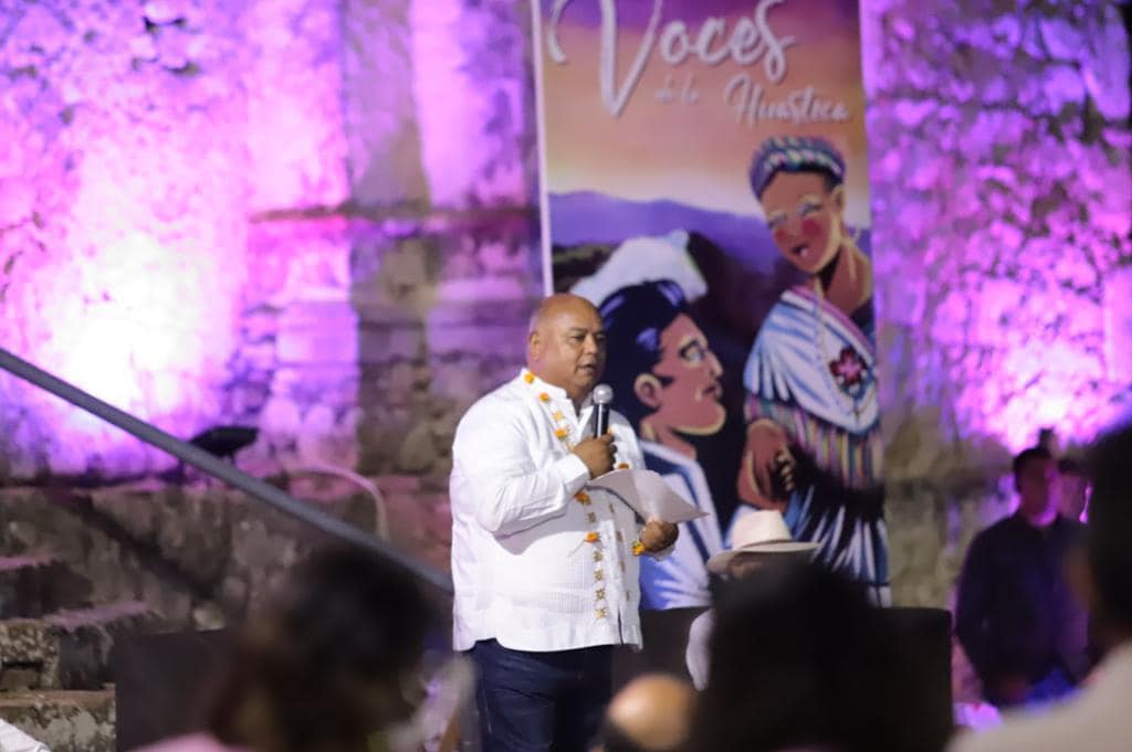 Secretario Eric Cisneros presenta en Temapache su libro «Voces de la Huasteca»