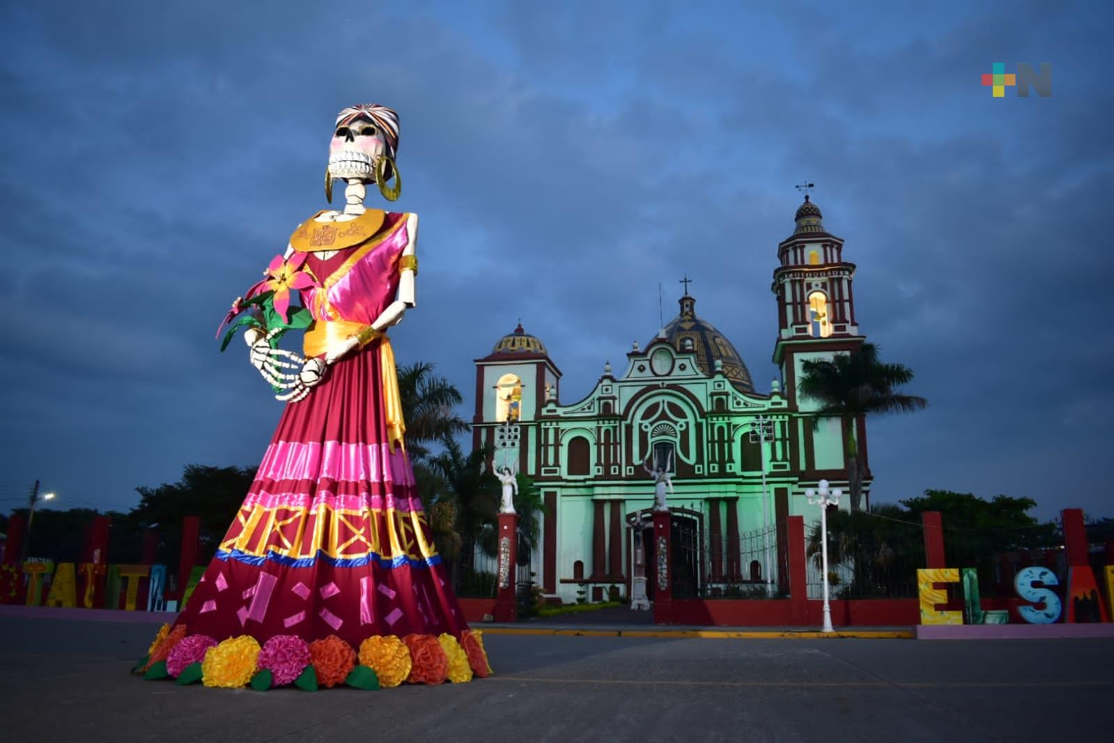Espectacular catrina luce Otatitlán, en vísperas al Día de Muertos