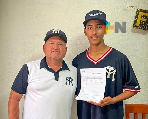 Beisbolista veracruzano Yusef Fontes firma con Sultanes de Monterrey