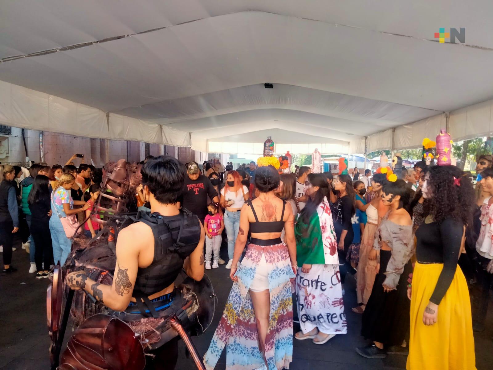 Presentan estudiantes de la UV performance «Catrina ambulante» en Xalapa