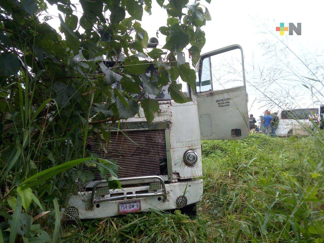 Al menos 40 migrantes lesionados al accidentarse tráiler en autopista La Tinaja-Cosoleacaque