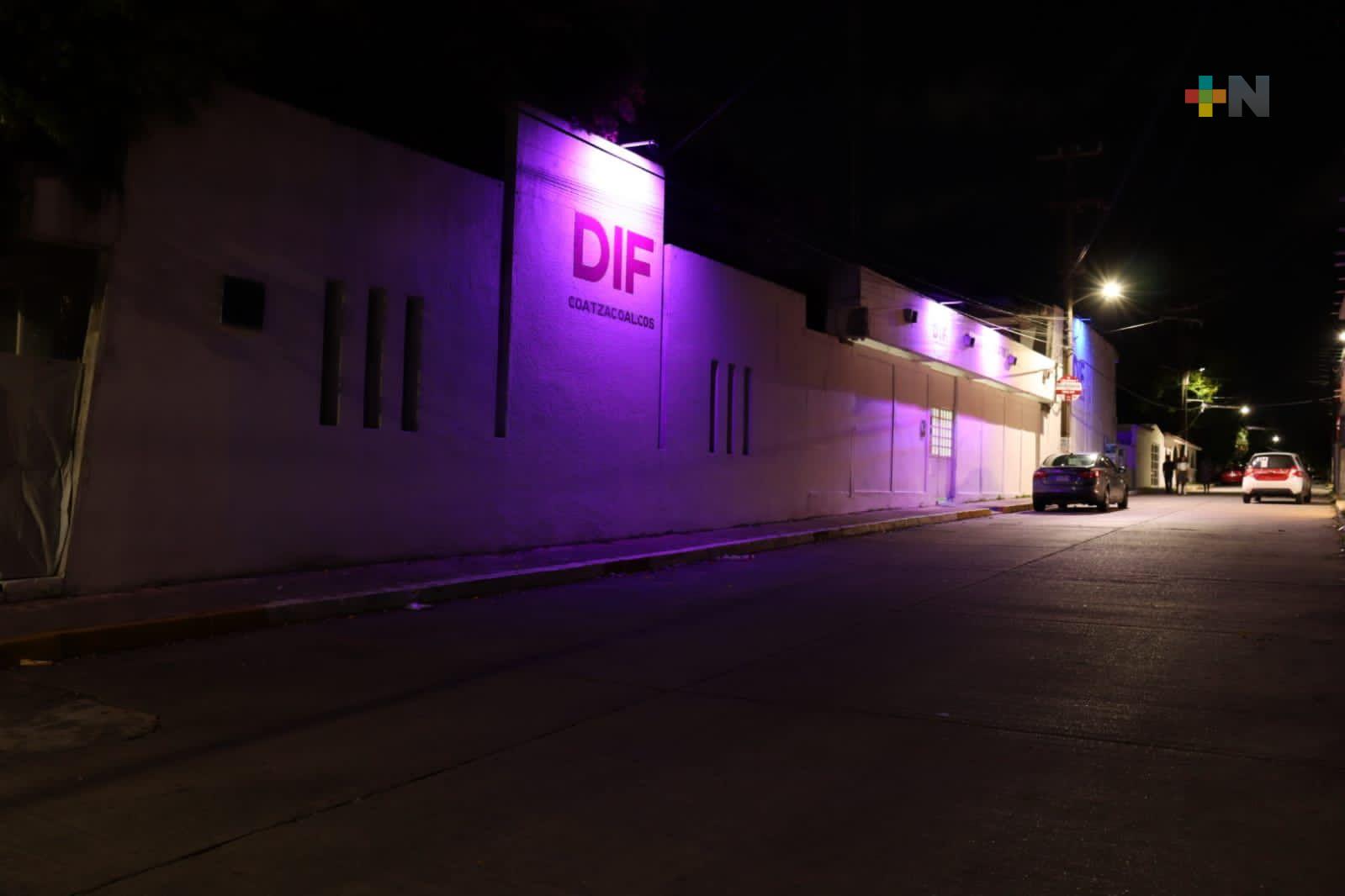 DIF de Coatzacoalcos iluminó sus instalaciones de color rosa