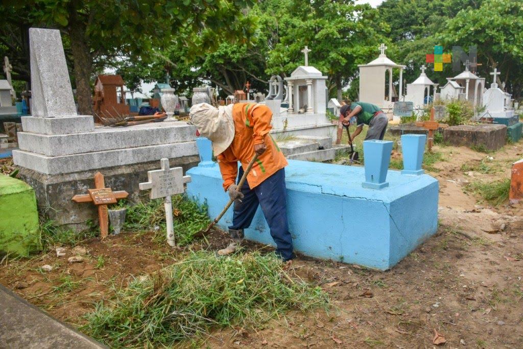 Dan mantenimiento a panteones de Xalapa previo a Día de Muertos