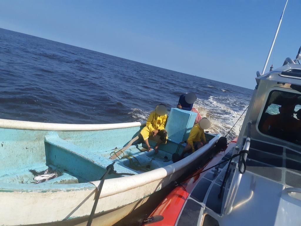 Semar rescata a embarcación en la barra de Tonalá