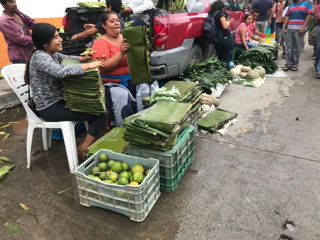 Ambulantes ofrecen productos previo al Día de Muertos en Tuxpan