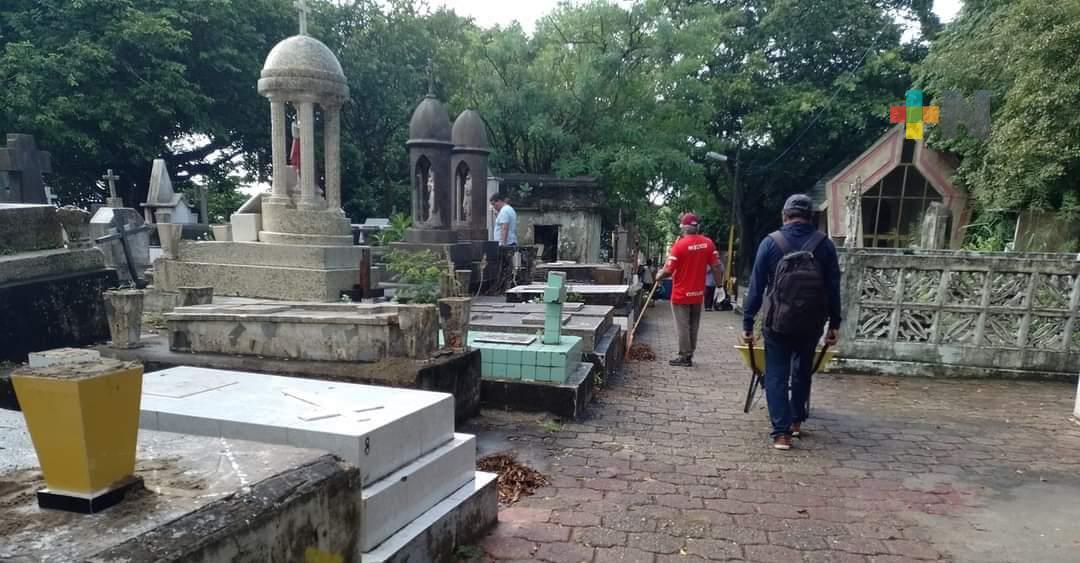 Trabajo de sepulturero desciende 70 por ciento en Coatza