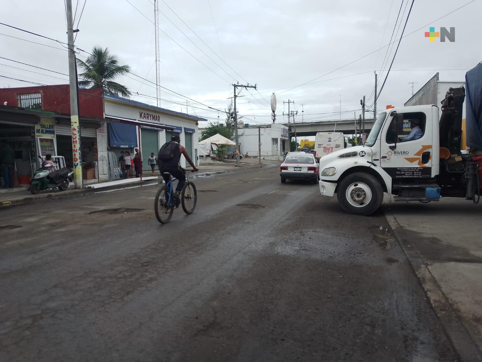 En Veracruz, vecinos piden a las autoridades atender mantenimiento de calle