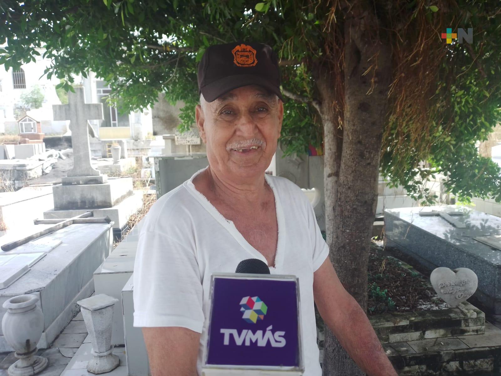 Desde los 9 años, Aurelio ha trabajado en el Panteón Particular de Veracruz