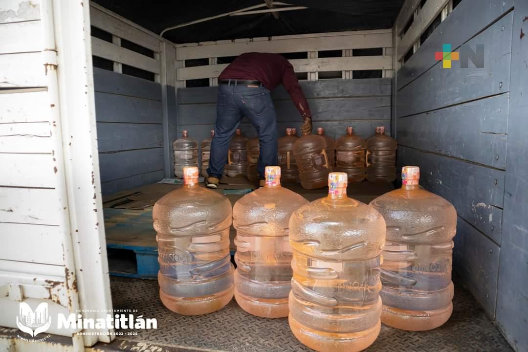 Entrega ayuntamiento de Mina agua purificada a damnificados de la zona rural