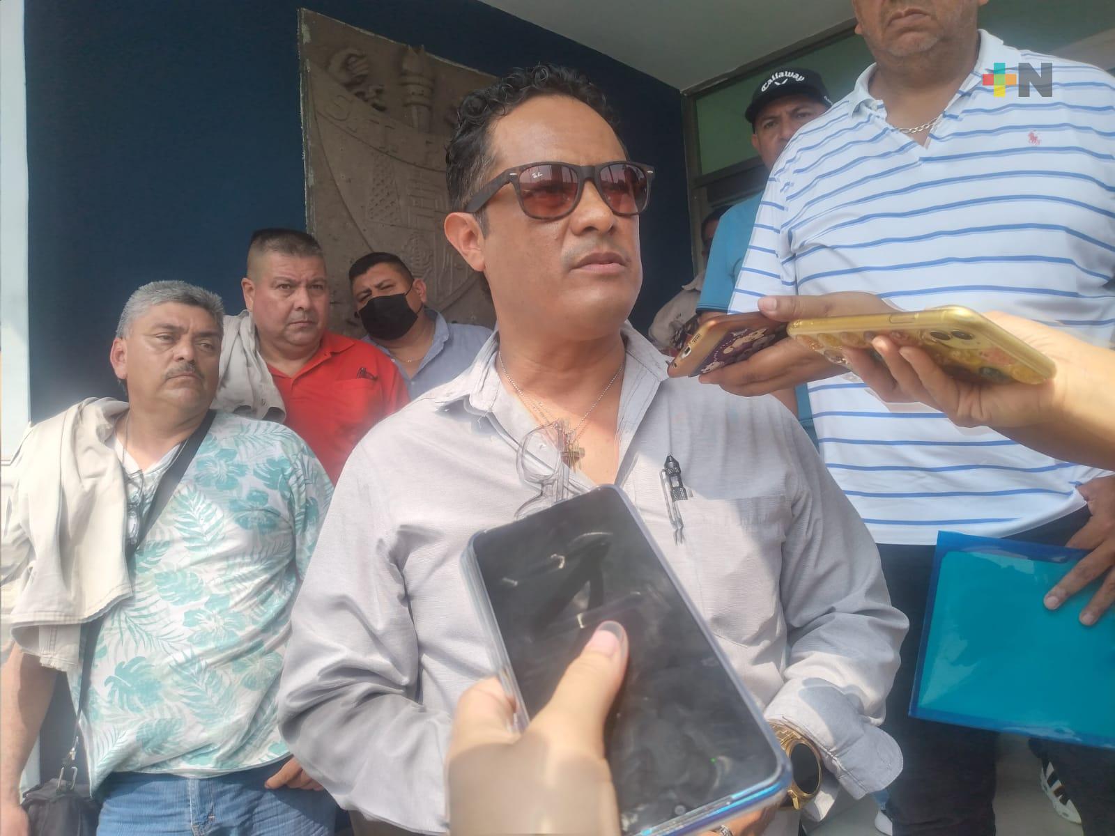 Se manifiestan trabajadores de Pemex, exigen se respeten sus derechos laborales