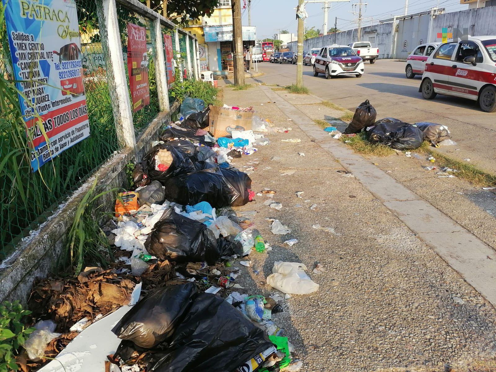Usuarios y peatones padecen basura que se acumula frente a terminal de autobuses de Coatzacoalcos