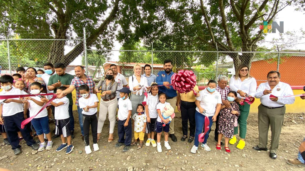 Alcaldía de Tierra Blanca entrega obras a escuelas; destaca barda del CAM 22