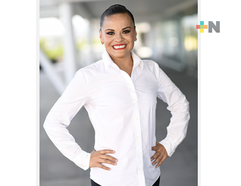 Integrante del Ballet Folklórico UV, invitada a festival en Francia