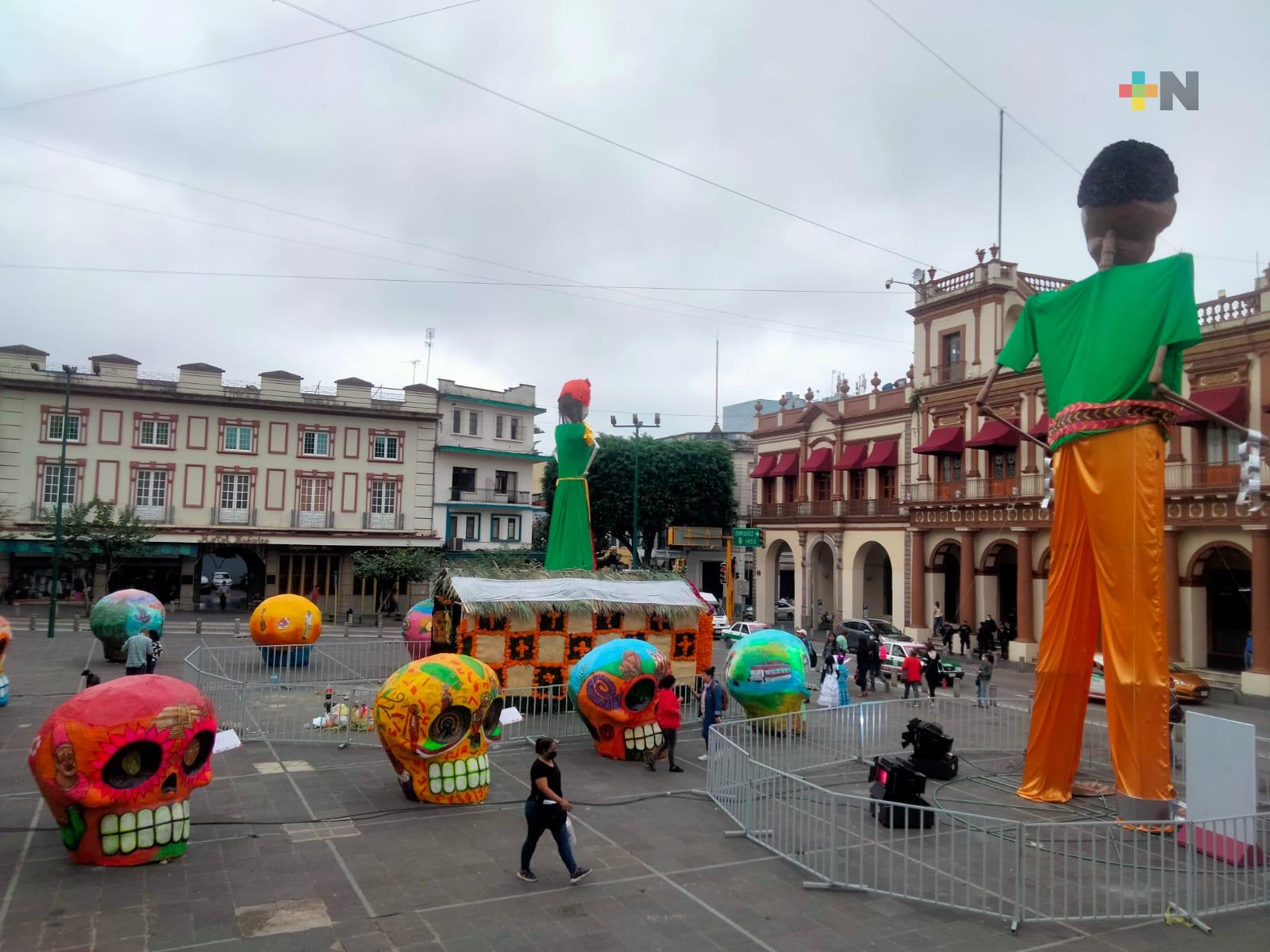 Catrinas monumentales en plaza Lerdo son un atractivo en el centro de Xalapa