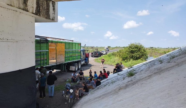 En Veracruz GN rescata personas migrantes que viajaban en vehículos y tractocamión