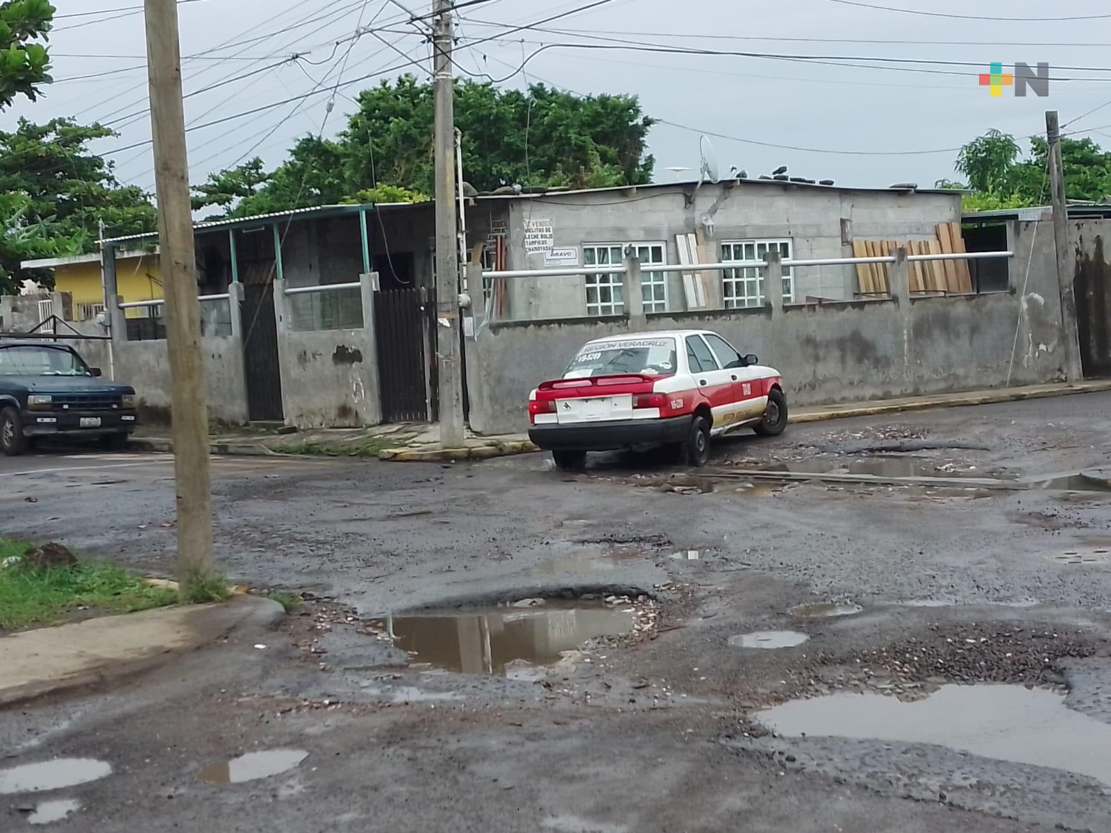 Denuncian baches en colonia Miguel Alemán de Boca del Río