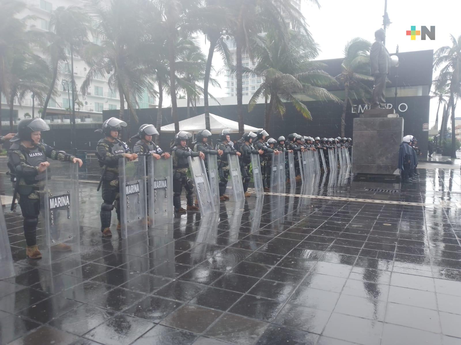 Elementos de Marina y Comercio municipal impiden instalación de comerciantes en Malecón de Veracruz