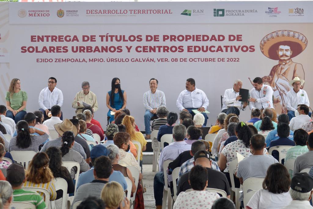 En Zempoala, funcionarios del gobierno federal y estatal entregaron títulos de propiedad de solares y a escuelas