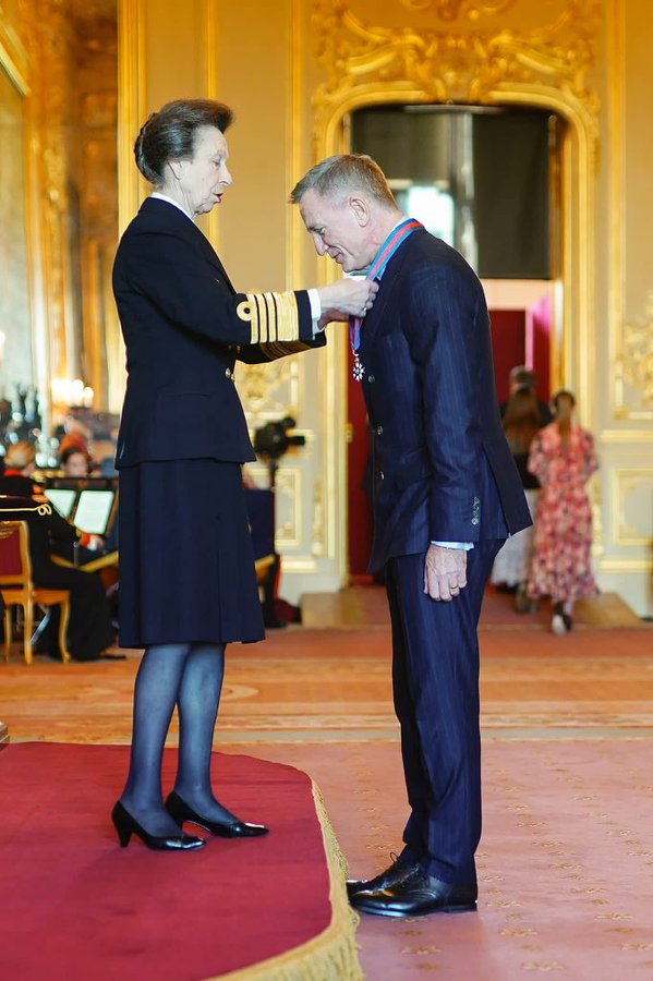 Condecoran a Daniel Craig con la Orden de San Miguel  y San Jorge; misma que ostenta James Bond