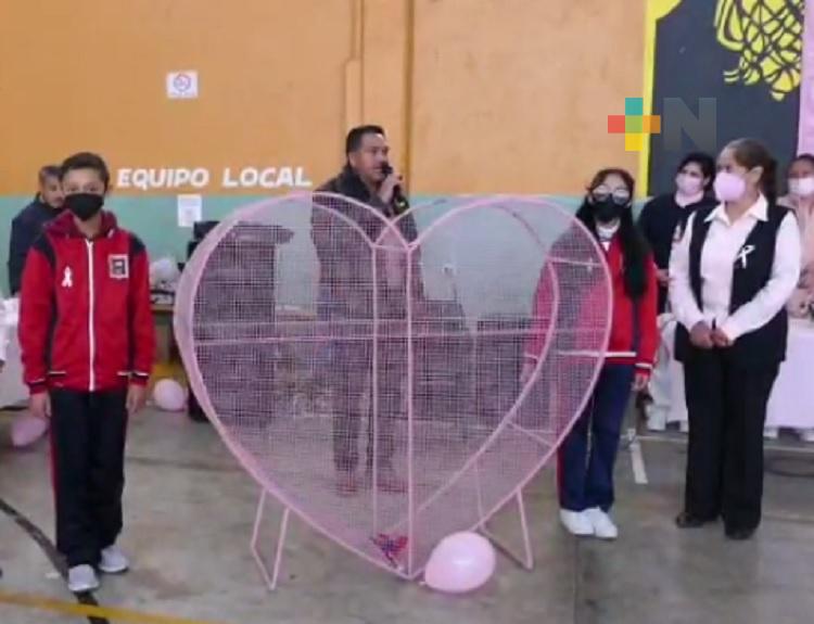 En Huayacocotla, telesecundaria recibe contenedor para acopio de taparroscas