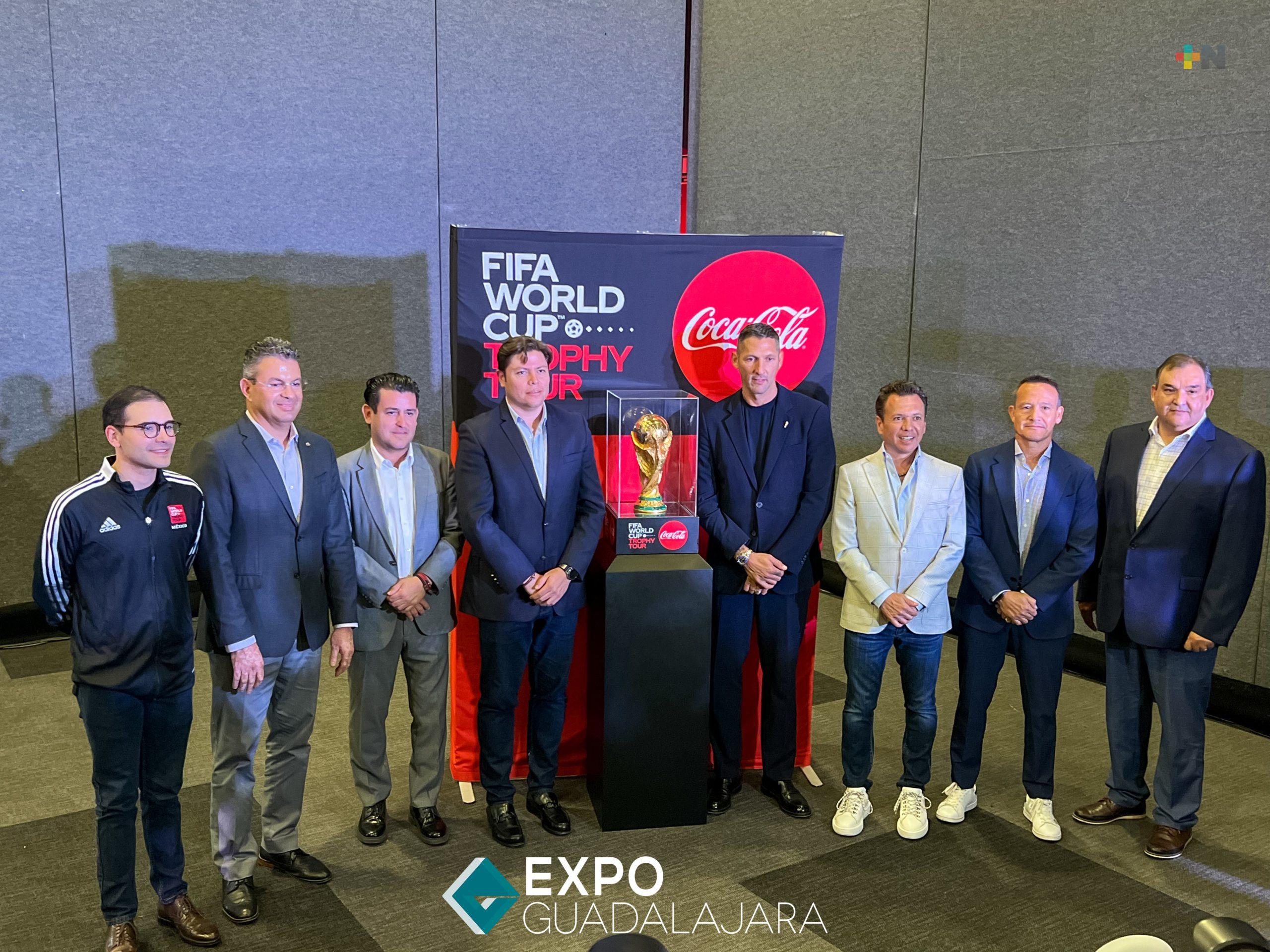 «Matador» Hernández y Marco Materazzi acompañan al Trofeo Mundial FIFA, en Guadalajara