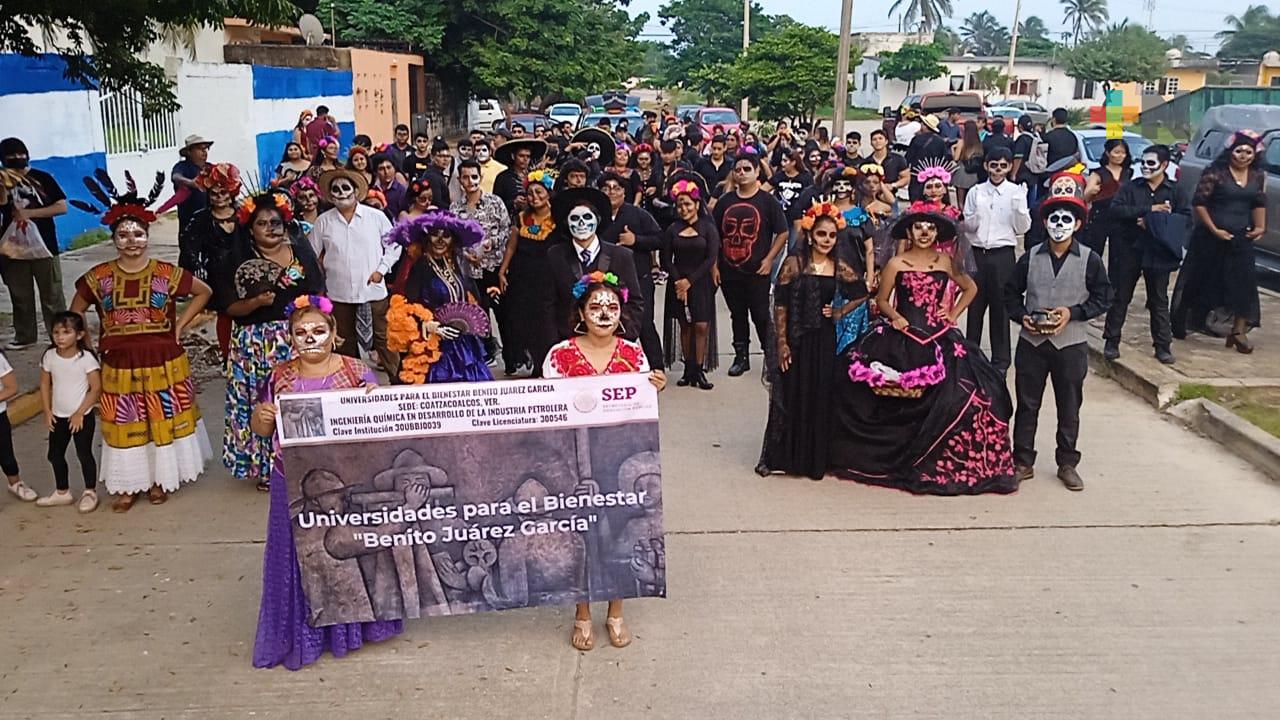 Realizan desfile de catrinas y catrines “Asústame Panteón” en Villa Allende