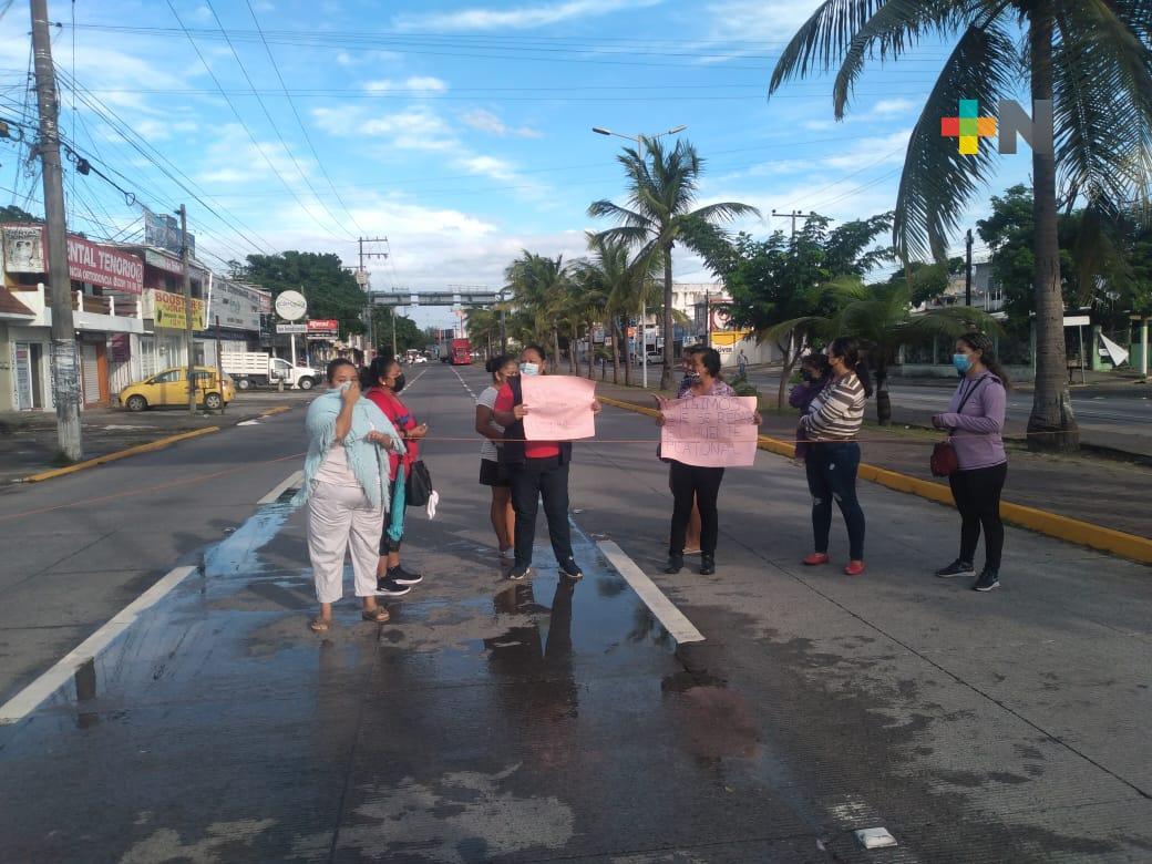 Bloquean avenida de Boca del Río, demandan a ayuntamiento reparación de puente peatonal