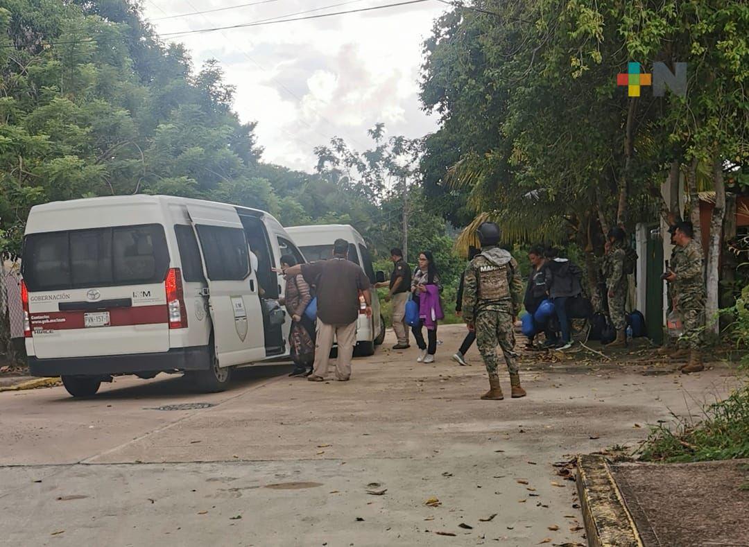 Transportan migrantes en vehículo empresarial clonado; las personas fueron aseguradas