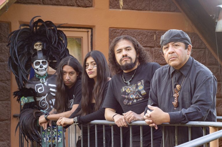 Conmemora MAEV el Día de Muertos con muestra de altares y concierto del grupo Mikistli