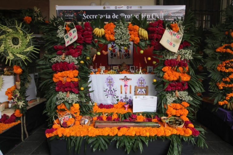 En bajos de Palacio de Gobierno, muestra de altares instalados por dependencias de Gobierno