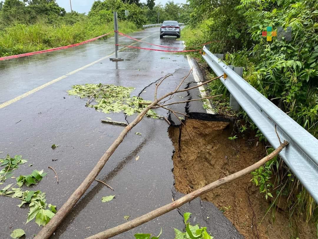Carretera Minatitlán-Hidalgotitlán presenta daños, debido a las lluvias