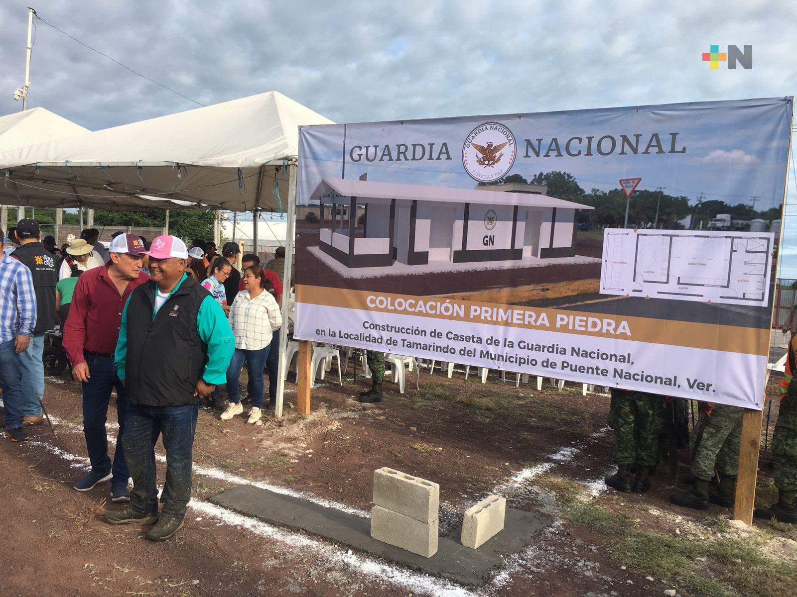 Coloca el secretario de Gobierno, Eric Cisneros primera piedra de nueva caseta de GN en Tamarindo