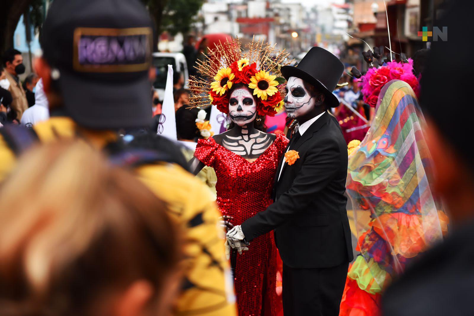 Baile, música y catrinas invaden el centro de Xalapa