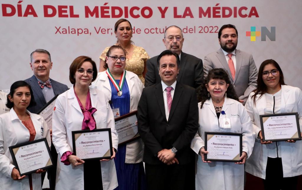 Entrega Gobierno de Veracruz medalla «Doctor Pedro Rendón Domínguez» a la internista María del Rosario López