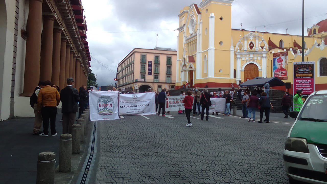 Pensionados del ISSSTE protestaron en Plaza Lerdo