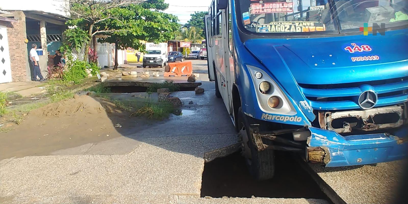 Se agranda socavón reportado por vecinos hace seis meses en Coatzacoalcos