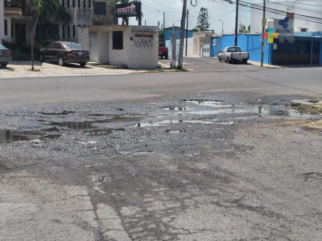 En Calzada Lázaro Cárdenas piden al municipio de Boca del Río atienda los baches