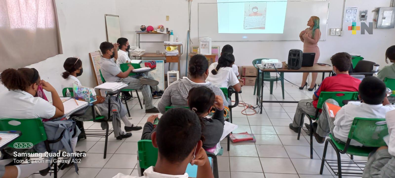 UECS capacita a profesores y alumnos de telesecundaria en prevención de engaño telefónico