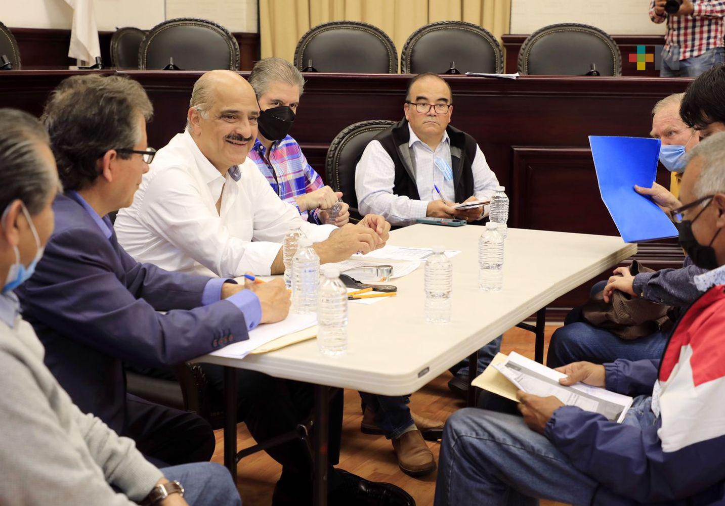 Atiende alcalde xalapeño Ricardo Ahued necesidades de la población