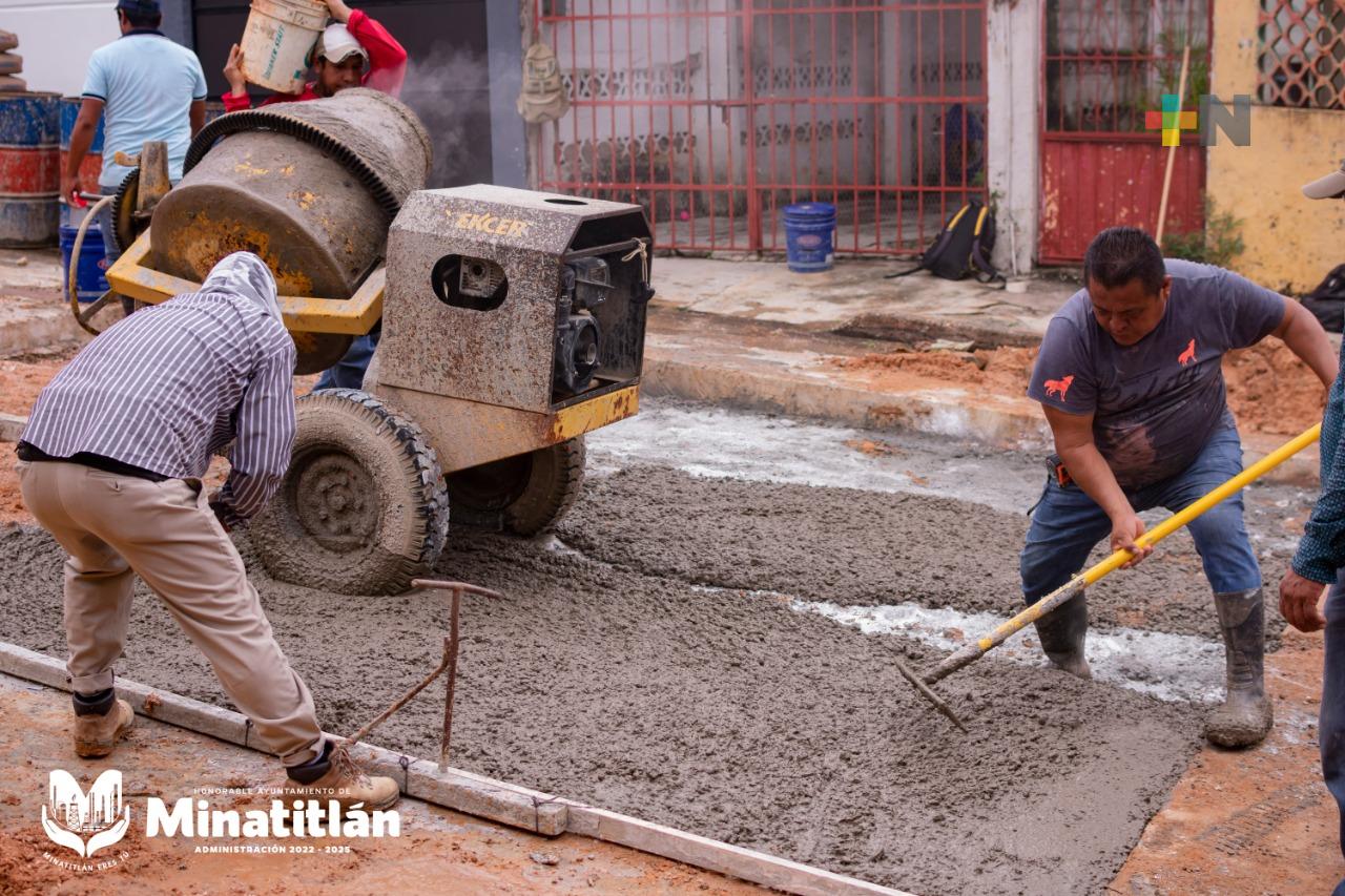 Personal de Obras Públicas repara socavón en la colonia Obrera