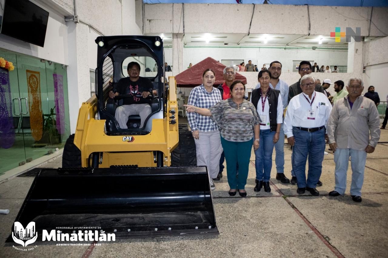 Entrega Carmen Medel maquinaría al departamento de Obras Públicas