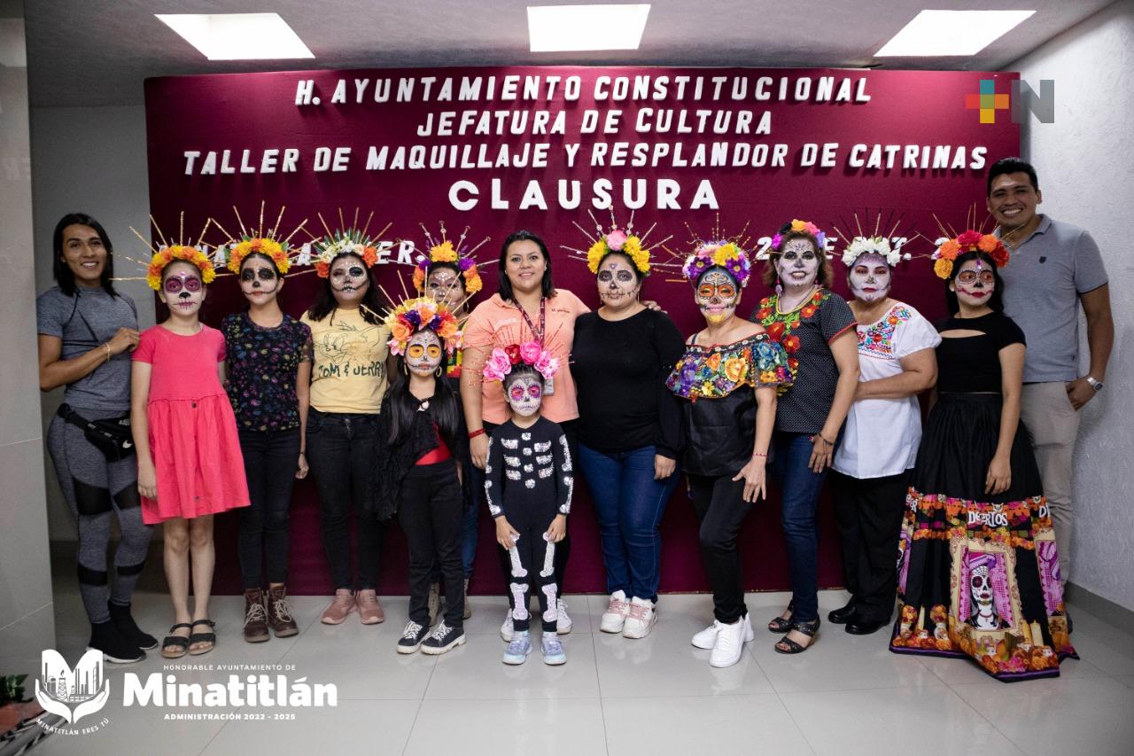 Minatitlecos participan en taller de maquillaje de catrinas