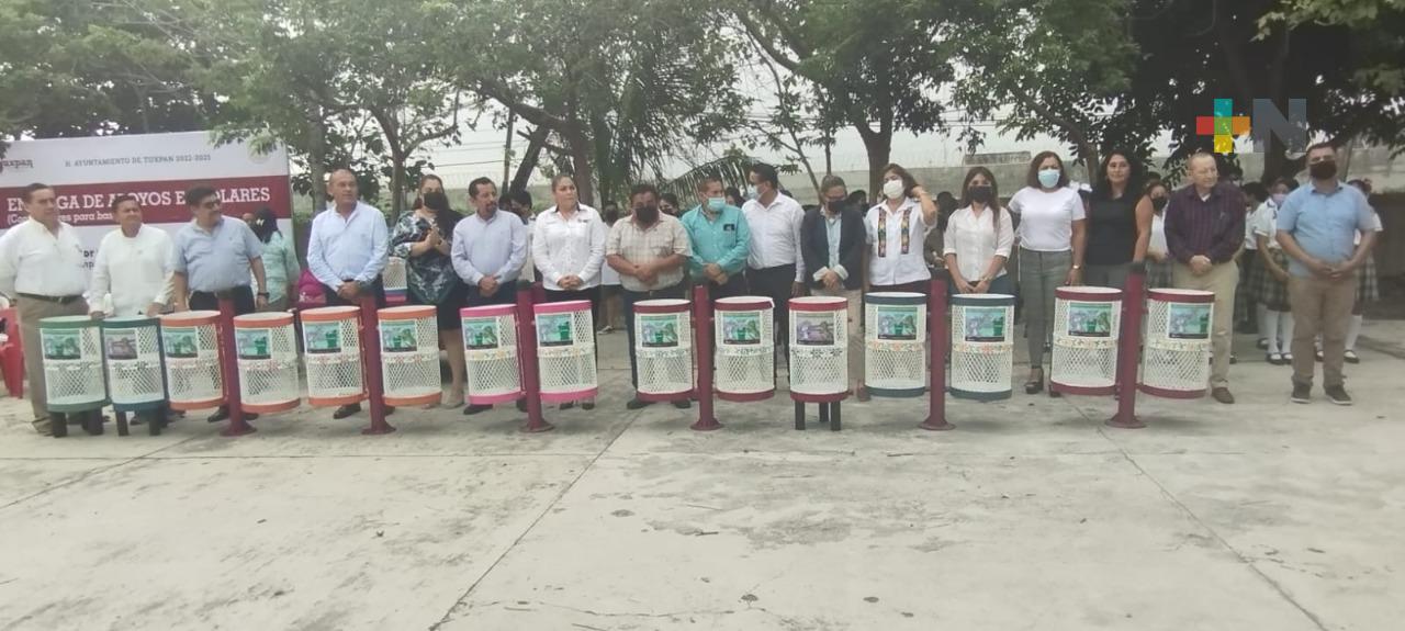 Entrega ayuntamiento de Tuxpan contenedores a escuelas