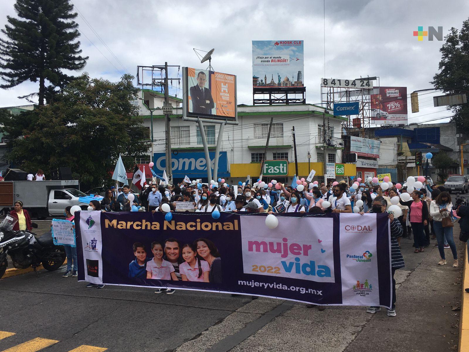 En Xalapa marcharon a favor de la mujer y de la vida
