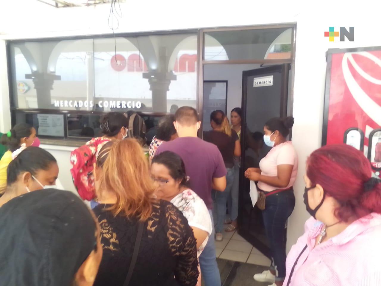 Comerciantes tuxpeños abarrotan oficinas de ayuntamiento para solicitar permiso de venta