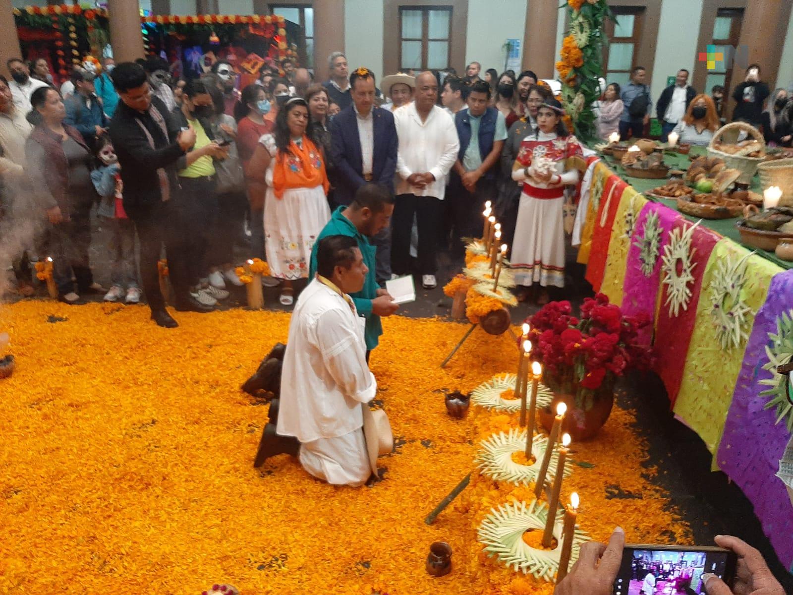 En el palacio del gobierno colocan un altar flotante alusivo a la cultura totonaca