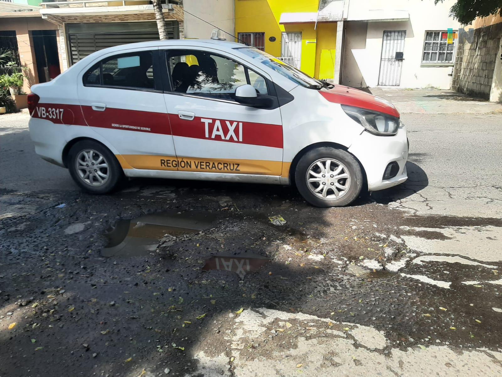 Baches y fuga de agua en fraccionamiento del Norte de Veracruz, reportan vecinos