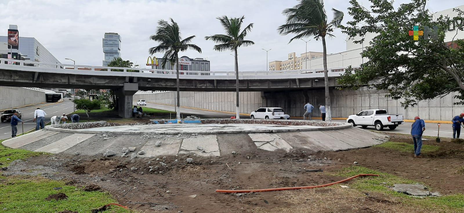 Continúa retiro de la base del monumento a los voladores en Boca del Río