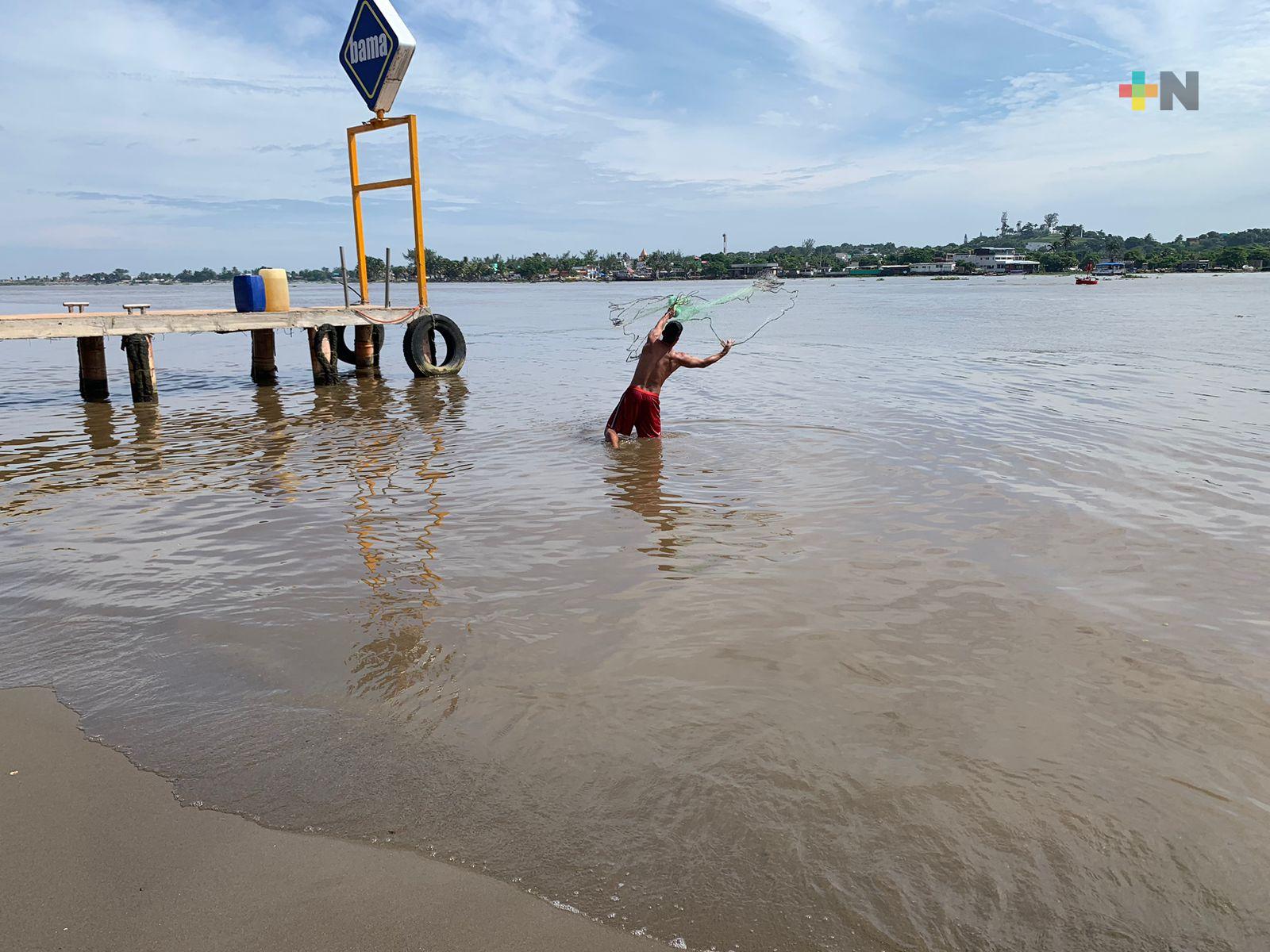 Resguardan pescadores sus lanchas ante posible ingreso de «Karl»