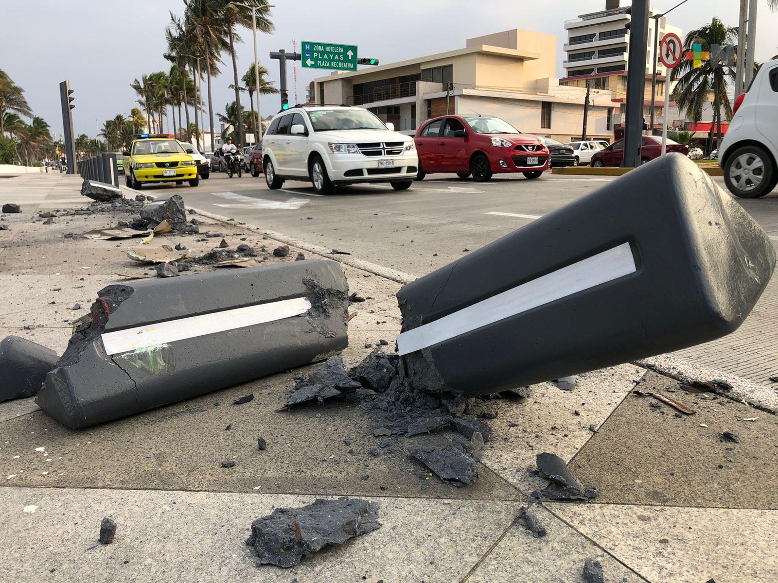 Urbano impacta en bolardos del bulevar  Ávila Camacho de Veracruz-Boca